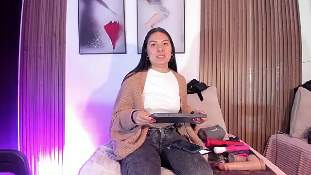 Snapshot of Ella_Rousse chatting on February 14, 2026, 3:56 pm Ella Rousse online show from February 14, 2026, 3:56 pm