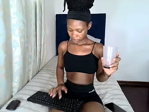 Snapshot of RayaBae chatting on December 13, 2024, 1:01 pm RayaBae online show from December 13, 2024, 1:01 pm