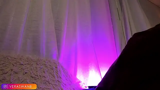 MoonSwan1 online show from July 28, 2026, 4:42 am