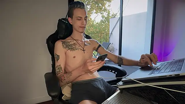 Snapshot of Den_BlueXx chatting on February 20, 2026, 10:33 pm Den BlueXx online show from February 20, 2026, 10:33 pm