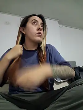 Snapshot of SarahXRusso chatting on February 4, 2025, 4:37 am SarahXRusso online show from February 4, 2025, 4:37 am