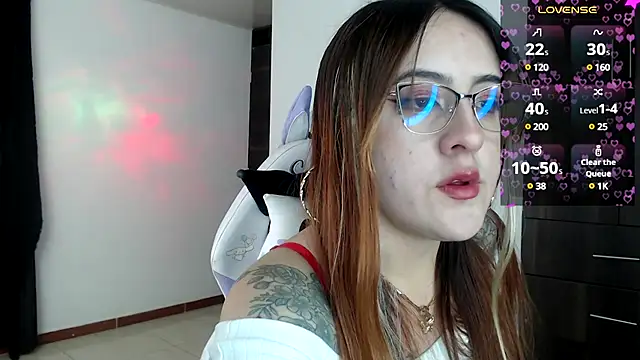 Snapshot of SarahXRusso chatting on December 11, 2024, 1:37 am SarahXRusso online show from December 11, 2024, 1:37 am