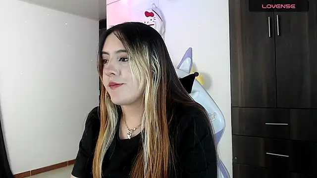 Snapshot of SarahXRusso chatting on February 7, 2025, 2:19 am SarahXRusso online show from February 7, 2025, 2:19 am