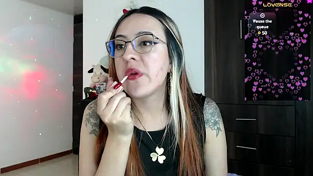 Snapshot of SarahXRusso chatting on December 15, 2024, 4:40 am SarahXRusso online show from December 15, 2024, 4:40 am