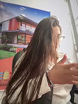 LIZ-06  online show from December 17, 2025, 4:23 pm