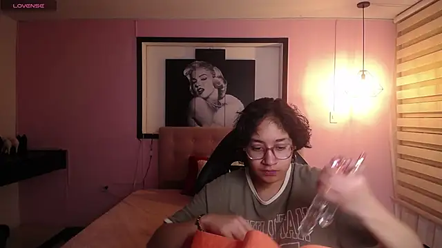 Lili Gomez  online show from November 25, 2025, 1:44 pm