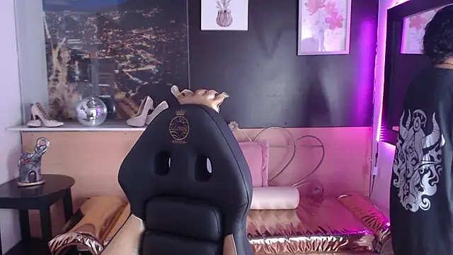 Lili Gomez  online show from October 24, 2025, 2:05 pm