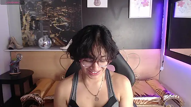 Lili Gomez  online show from October 21, 2025, 1:43 pm