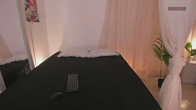 Lia Sweett  online show from February 4, 2026, 3:29 pm