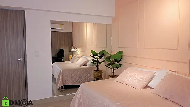 SHARONN     online show from September 22, 2025, 4:07 am