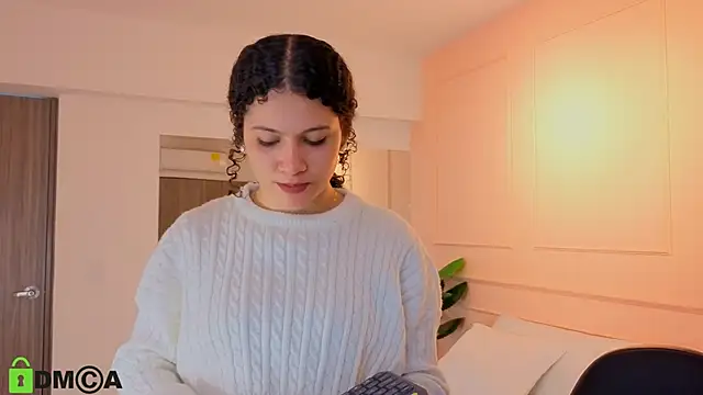 SHARONN     online show from October 4, 2025, 4:03 am