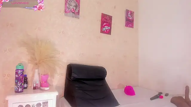 Snapshot of SARA_COLLIINS_ chatting on May 5, 2026, 8:23 pm SARA COLLIINS online show from May 5, 2026, 8:23 pm