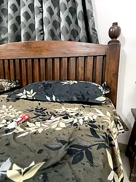 HoneyBearCpl online show from October 27, 2025, 3:57 pm