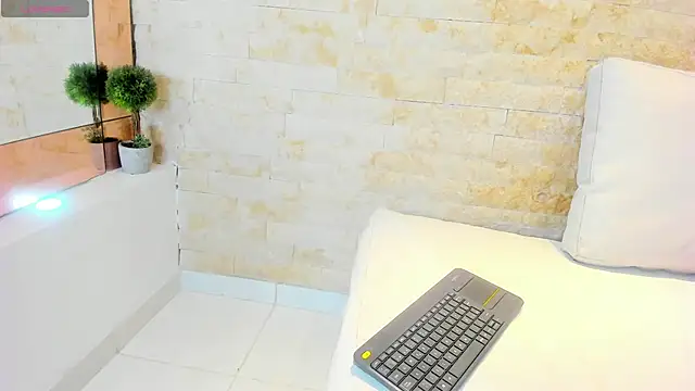 Snapshot of mia_roldan_ chatting on February 15, 2025, 7:39 pm mia roldan online show from February 15, 2025, 7:39 pm