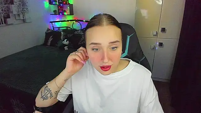 LinaTruly online show from February 23, 2026, 10:43 pm