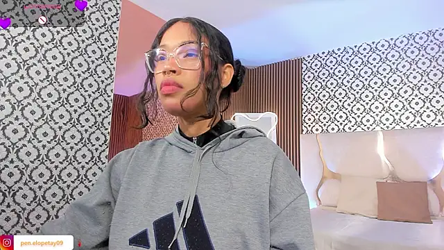 Snapshot of penelope_tay1 chatting on February 5, 2026, 3:24 am penelope tay1 online show from February 5, 2026, 3:24 am