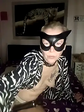 Snapshot of Franci-Queen-Cat chatting on January 15, 2025, 9:41 pm Franci-Queen-Cat online show from January 15, 2025, 9:41 pm