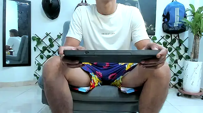 Snapshot of boss_of_cash chatting on December 12, 2024, 3:43 am boss of cash online show from December 12, 2024, 3:43 am