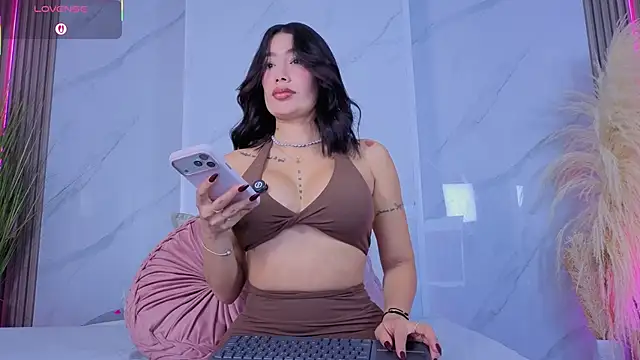 Chlooee   online show from February 21, 2026, 1:29 am