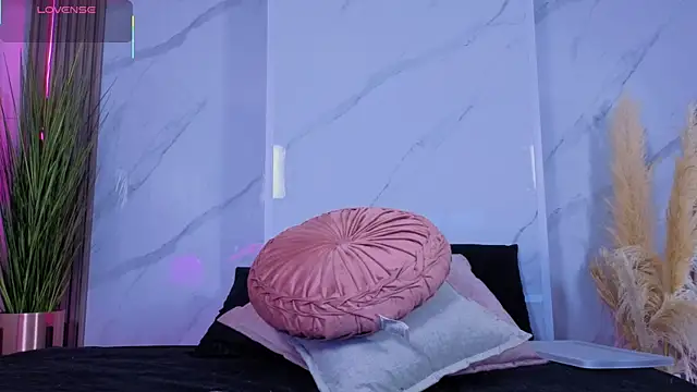 Chlooee   online show from November 14, 2025, 4:10 pm