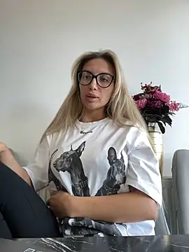 FelyJolie online show from September 24, 2025, 10:00 am