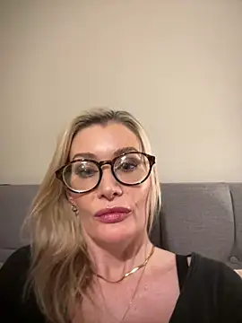 Englishhotwife4u online show from December 13, 2024, 5:21 pm