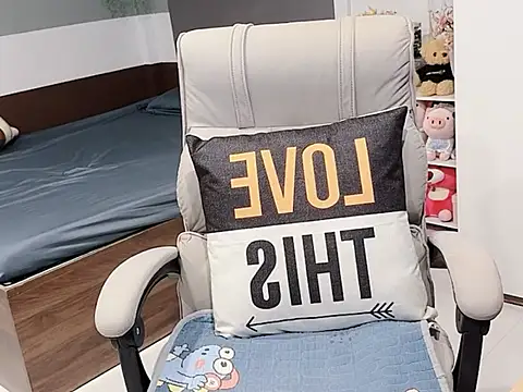 Snapshot of Eva-Public chatting on October 9, 2025, 6:03 am Eva-Public online show from October 9, 2025, 6:03 am