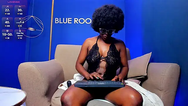 lolajenkins  online show from February 12, 2025, 10:59 pm