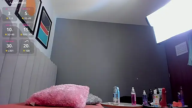 lolajenkins  online show from February 6, 2025, 7:40 pm