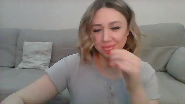 Snapshot of VickyLove047 chatting on March 18, 2025, 3:45 am VickyLove047 online show from March 18, 2025, 3:45 am