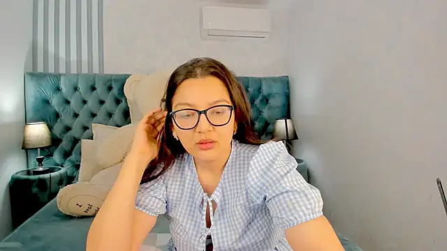 ZarifaBev online show from October 18, 2025, 1:57 pm