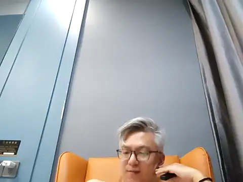 Snapshot of leoUSIR chatting on November 1, 2025, 4:23 pm leoUSIR online show from November 1, 2025, 4:23 pm