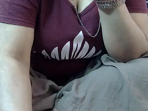 Housewife12 online show from November 3, 2025, 7:57 am