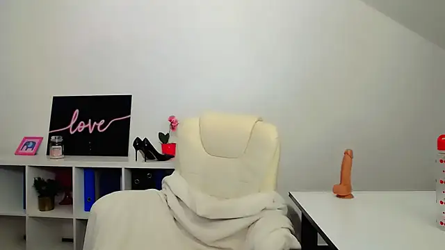 Lia Benini online show from February 27, 2025, 10:31 pm