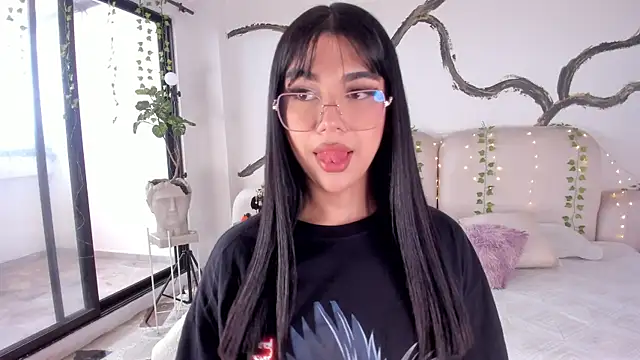 RoseCassie online show from October 28, 2025, 1:54 pm