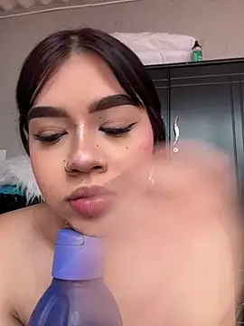 Lily Woodz online show from April 7, 2026, 7:04 pm