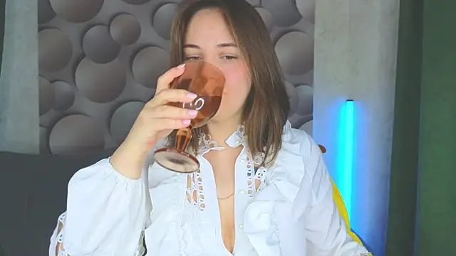 Snapshot of Cute_smile_sharon chatting on February 26, 2025, 2:08 am Cute smile sharon online show from February 26, 2025, 2:08 am