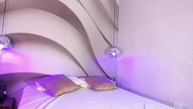 loladupont online show from November 9, 2025, 3:21 am