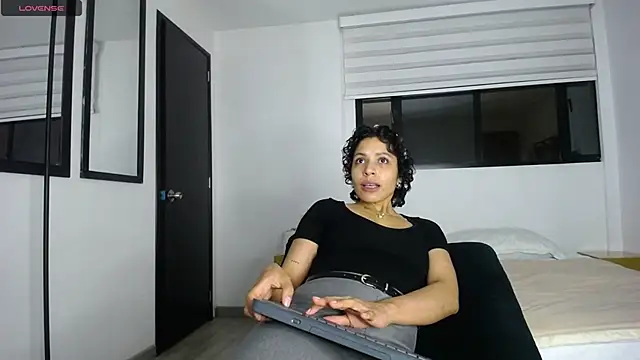 Snapshot of AbrilSonne chatting on September 18, 2025, 11:52 pm AbrilSonne online show from September 18, 2025, 11:52 pm