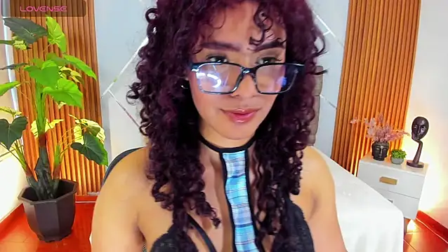 charlottee white online show from December 2, 2025, 8:43 pm