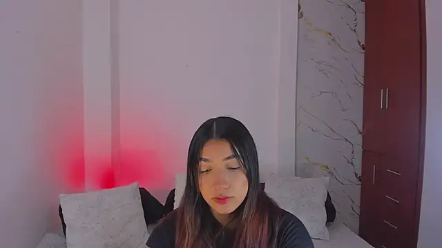 martina roldam online show from March 25, 2026, 2:01 am