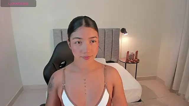 martina roldam online show from October 21, 2025, 1:27 am