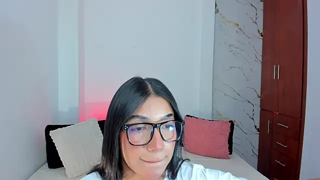 martina roldam online show from June 4, 2026, 4:28 am