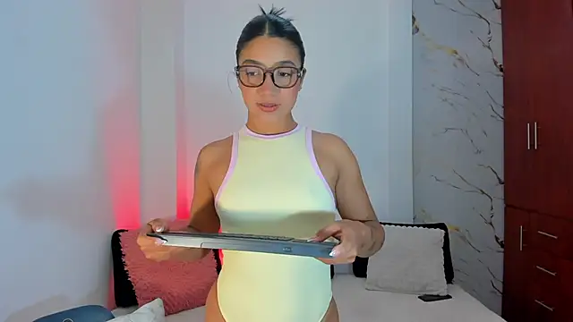 martina roldam online show from June 13, 2026, 4:21 am