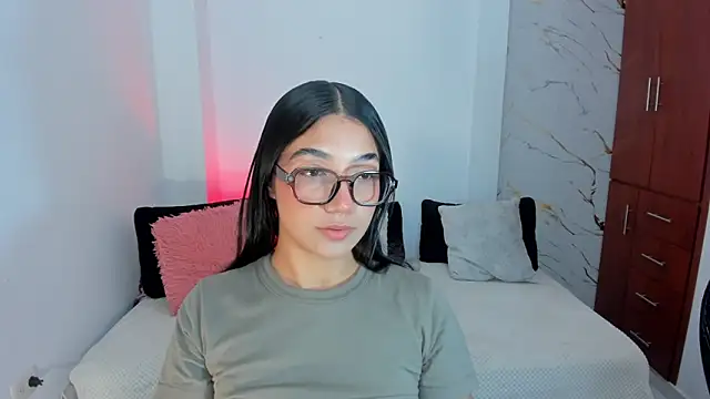 martina roldam online show from June 10, 2026, 1:51 am