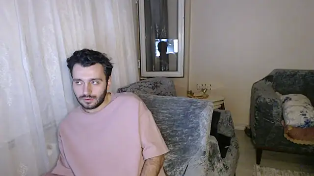 handsomeee04 online show from June 10, 2026, 1:40 am