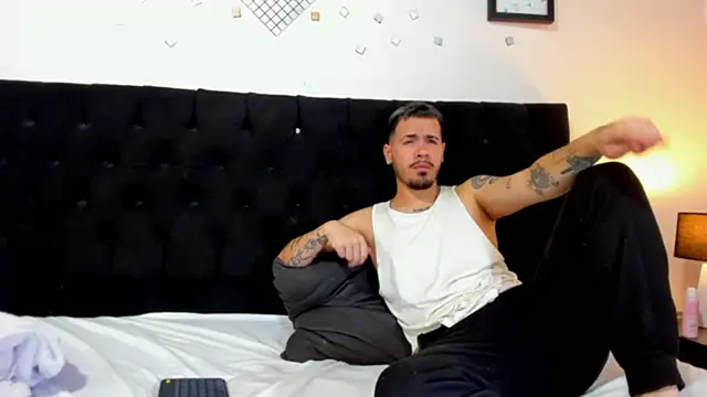 Snapshot of Ari_Feat_Zayn chatting on February 16, 2025, 6:10 am Ari Feat Zayn online show from February 16, 2025, 6:10 am