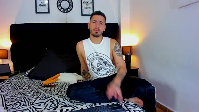 Snapshot of Ari_Feat_Zayn chatting on March 13, 2025, 3:44 am Ari Feat Zayn online show from March 13, 2025, 3:44 am