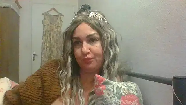 Snapshot of BELLAMORGANE1 chatting on December 23, 2024, 6:15 pm BELLAMORGANE1 online show from December 23, 2024, 6:15 pm