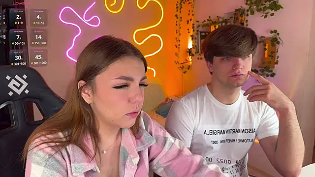 RobertAndLinela online show from October 21, 2025, 1:43 pm